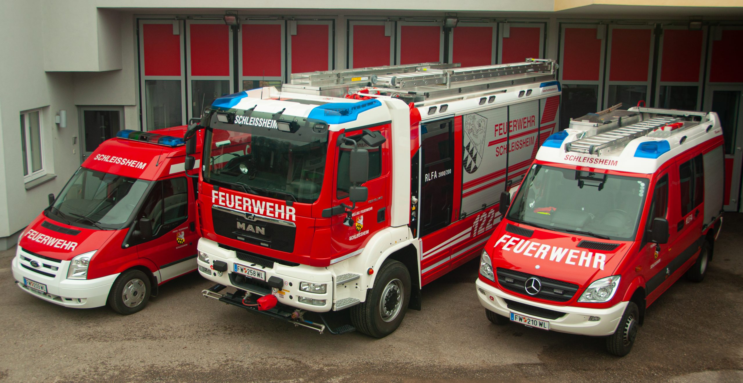 Die aktuellen Fahrzeuge der FF Schleißheim im Hof der Feuerwehr. Von links nach rechts: KDO, RLFA 2000/200, KLF-A.